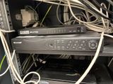 une pile de télécommandes posées sur le dessus d'un meuble