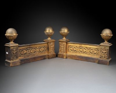 Paire de CHENETS architecturés à motifs en applications d'en… - Photo 1