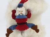 un ours en peluche blanc tenant un animal en peluche dans ses bras