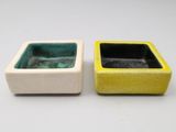 lot de deux jardinières carrées en céramique, émaillées en jaune et vert