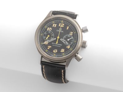 gros plan d'une montre-bracelet sur une surface blanche
