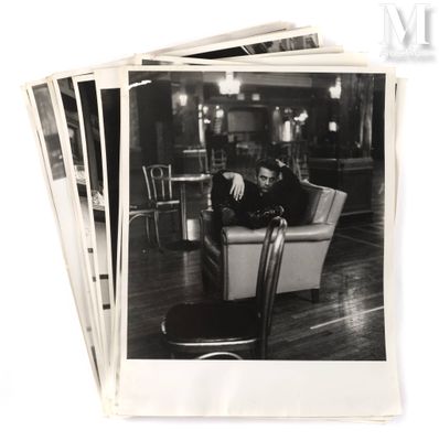 plusieurs photographies en noir et blanc d'un homme assis sur une chaise