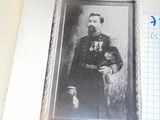une photo d'un homme en uniforme militaire sur une feuille de papier