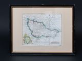 une vieille carte de l'Irlande encadrée, sur fond noir
