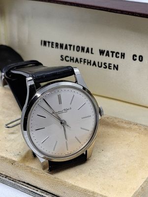 une montre qui se trouve dans une boîte sur une table