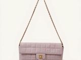 un sac Chanel rose sur fond blanc