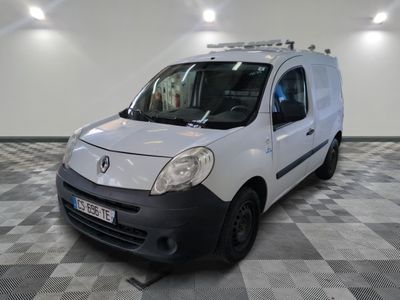 la photo d'une camionnette blanche garée dans une pièce