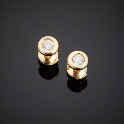 Paire de boutons d'oreille en or jaune 750°°° serti chacun d…