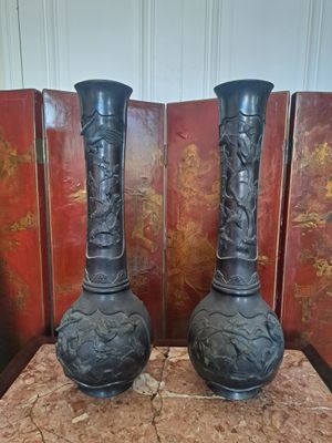 deux vases posés sur une table