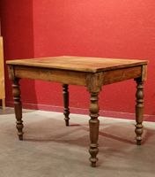 Table rustique à pieds tournés.