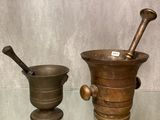 deux types différents de mortiers exposés sur une table en verre