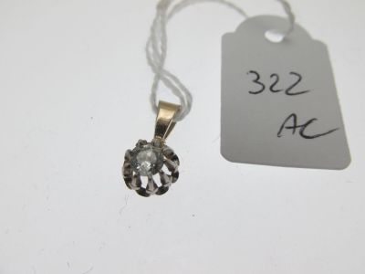 une photo d'un petit pendentif en diamant sur lequel est accrochée une étiquette de prix