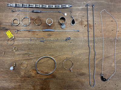 de nombreux types de bijoux disposés sur une table