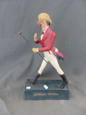 figurine représentant un homme vêtu d'une veste rouge et d'un pantalon blanc, tenant une canne