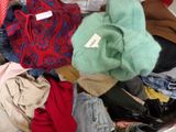 un tas de vêtements qui traîne dans une valise