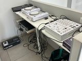 une photo d'un bureau d'ordinateur sur lequel se trouvent de nombreux appareils électroniques
