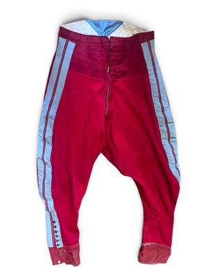 pantalons rouges et bleus avec des fermetures éclair sur les côtés
