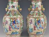paire de vases chinois avec personnages assis sur une table