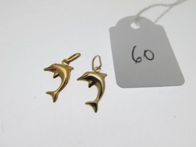 Gros plan sur une paire de boucles d'oreilles avec une étiquette de prix