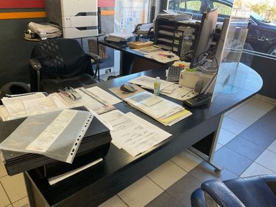 Un bureau avec retour deux fauteuils