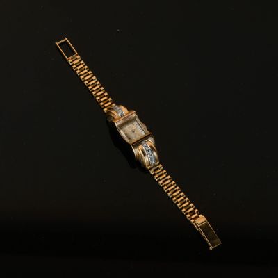 gros plan d'une montre sur une surface noire avec un fond noir