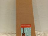 une image représentant une boîte en carton contenant une guitare