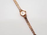 gros plan d'une montre-bracelet sur une surface blanche