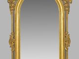 un miroir au cadre doré richement décoré, orné d'un motif raffiné