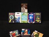 un lot de cartes posées sur une table