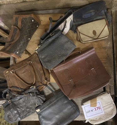un grand nombre de sacs à main posés sur une table
