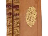 Ces deux livres sont de couleur marron et ornés de motifs dorés.