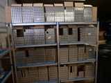 de nombreuses boîtes sur les étagères de la pièce
