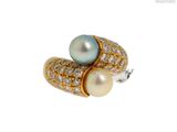 une image représentant une bague ornée de perles et de diamants sur fond blanc