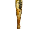 un vase orné de fleurs sur fond blanc