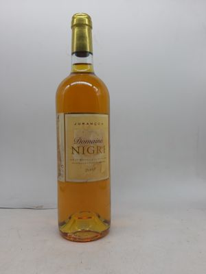 l'image d'une bouteille de vin posée sur une table
