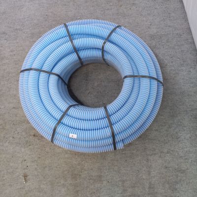 un tuyau bleu posé par terre
