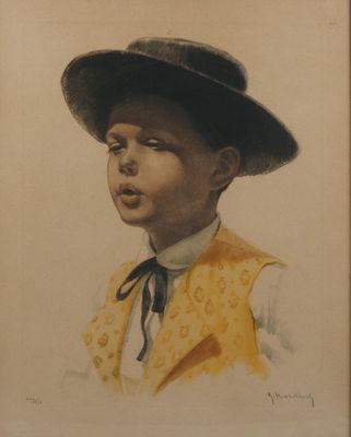 portrait d'un jeune garçon portant un chapeau et un gilet jaune