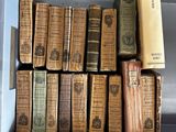 plusieurs vieux livres sont empilés dans une boîte