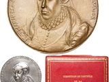 un gros plan sur une médaille et un livre sur fond blanc