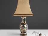 une lampe posée sur une table
