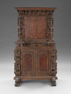 un vieux meuble en bois avec des sculptures et des gravures sur le dessus