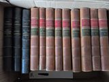 de nombreux livres anciens dans une boîte posée sur une table