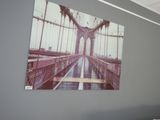 un tableau accroché au mur au-dessus d'un lit