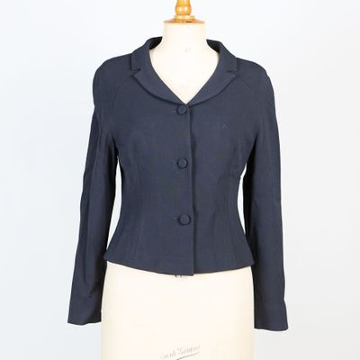 une veste bleue pour femme sur un mannequin, un mannequin, un mannequin, un mannequin, un mannequin, un mannequin, un mannequin, un mannequin