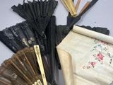 de nombreux types de parapluies posés sur la table
