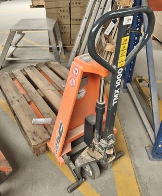 plusieurs palettes de bois sont empilées sur des palettes dans un entrepôt