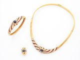 un ensemble composé d'un collier, d'un bracelet et d'une bague en or, sertis de saphirs