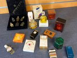 tout un tas de petits objets posés sur la table