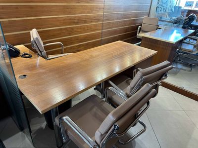 un bureau avec un téléphone et une chaise dans la pièce