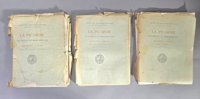 trois vieux livres posés sur une table l'un à côté de l'autre